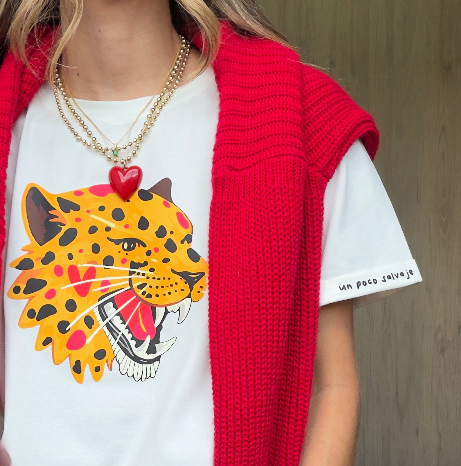 Camiseta con tigre y frase “Un poco salvaje”