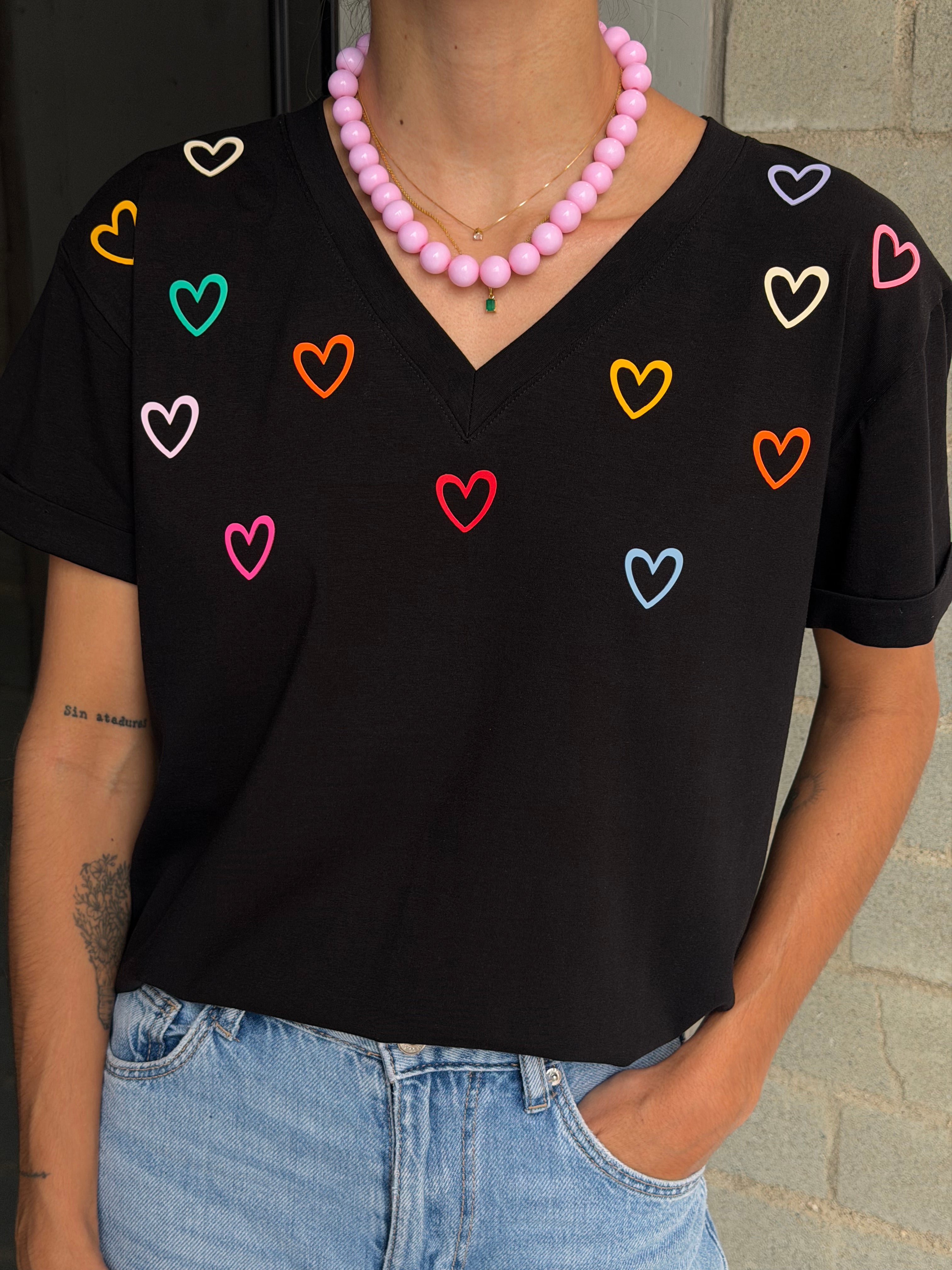 Camiseta corazones de colores