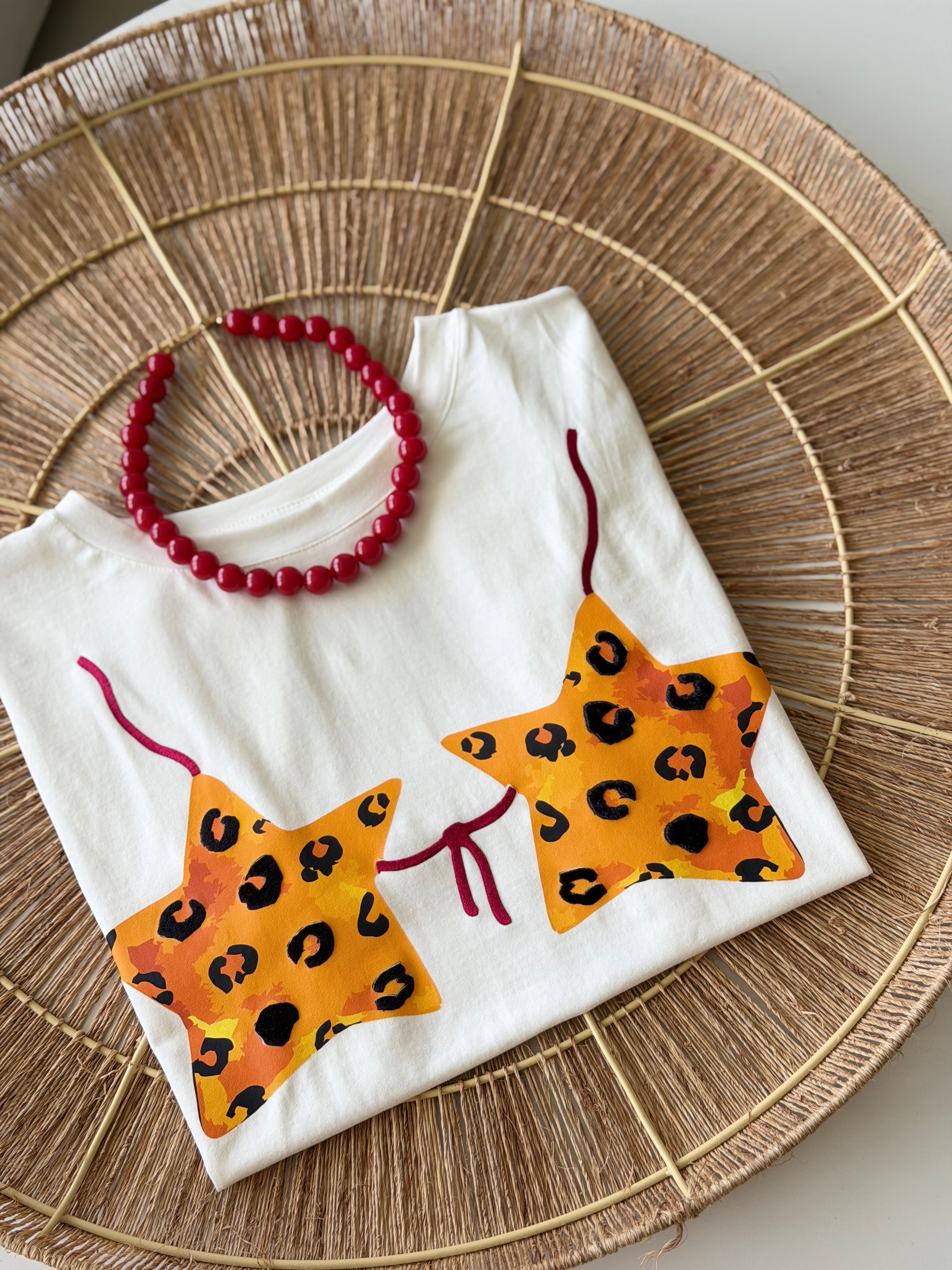 Camiseta con estrellas animal print