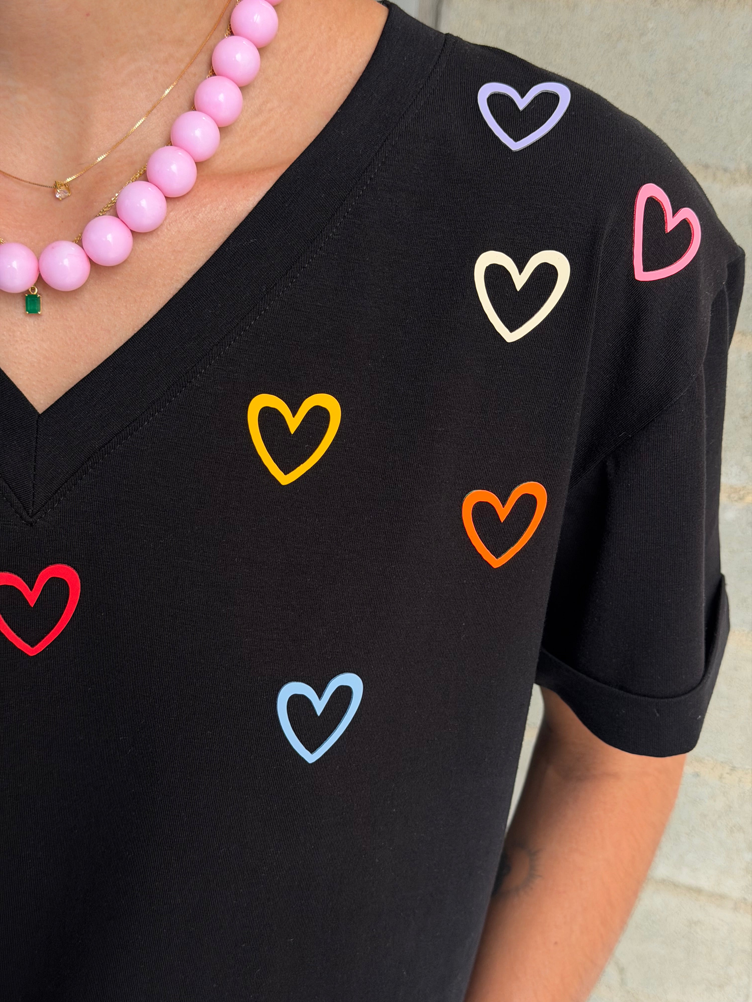 Camiseta corazones de colores