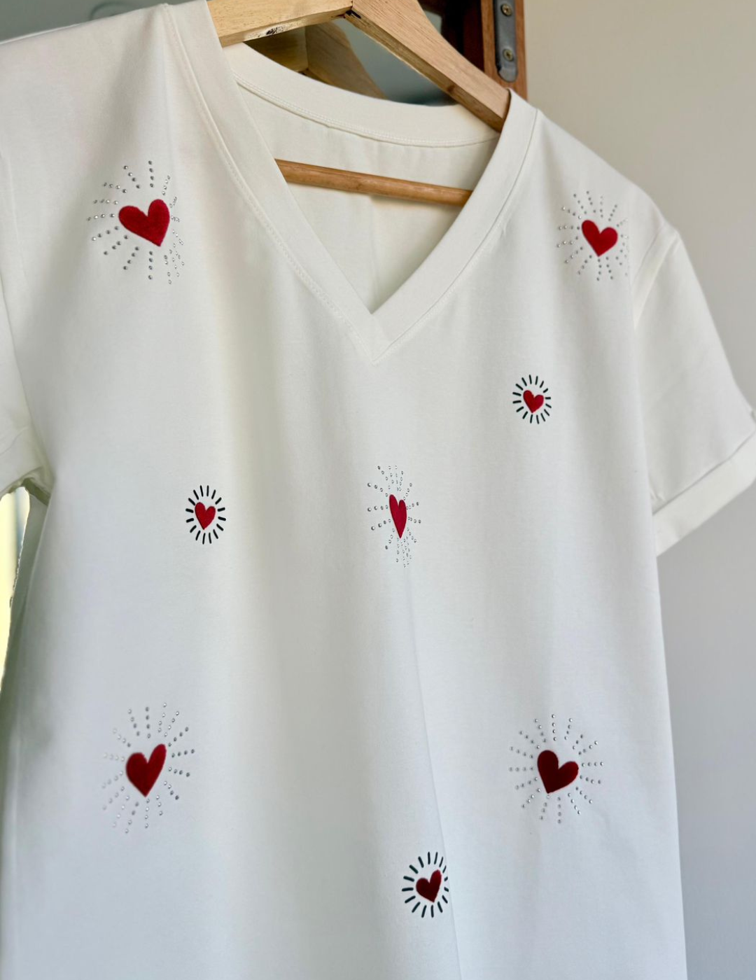 Camiseta Escote V con Corazones Rojos
