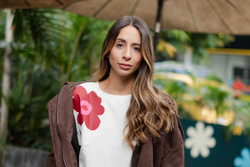 Camiseta con Flores Rojas