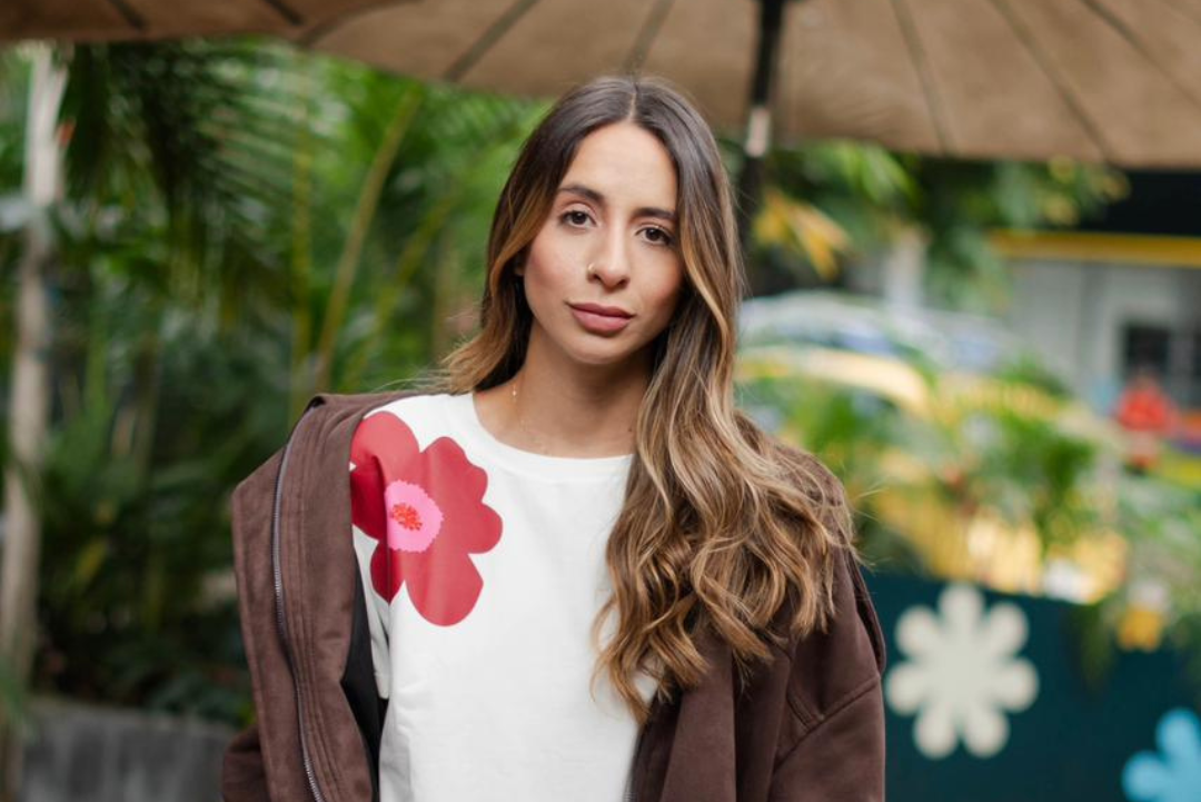 Camiseta con Flores Rojas