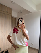 Camiseta con Flores Rojas