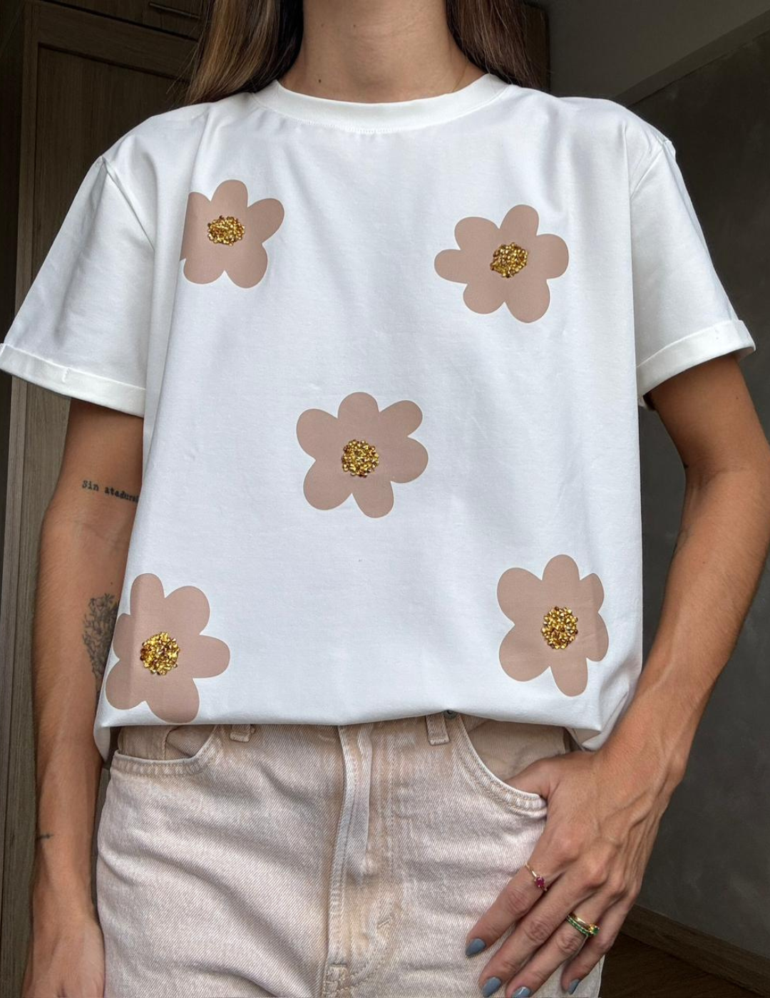 Camiseta Mujer con Flores y Pedrería Dorada