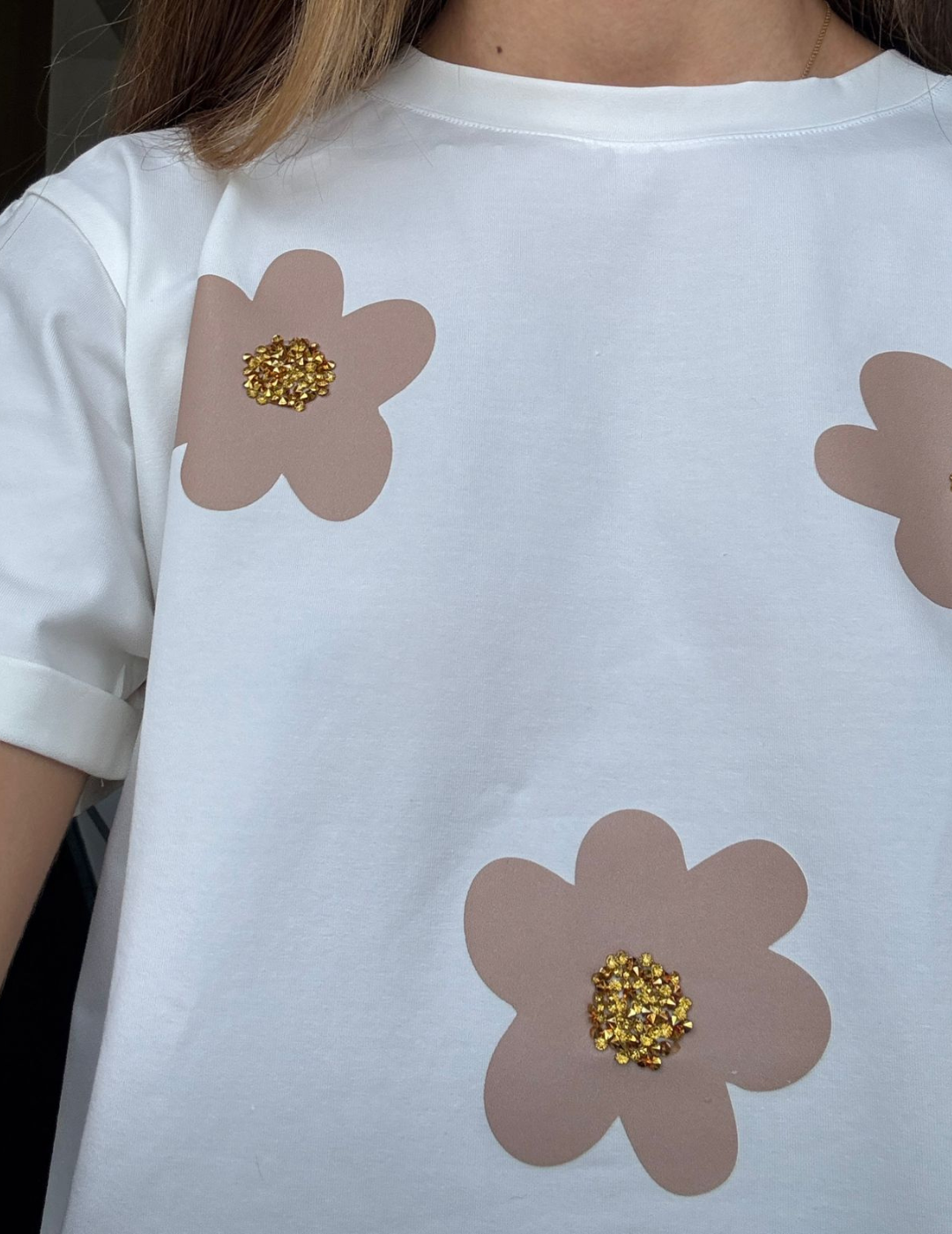 Camiseta Mujer con Flores y Pedrería Dorada