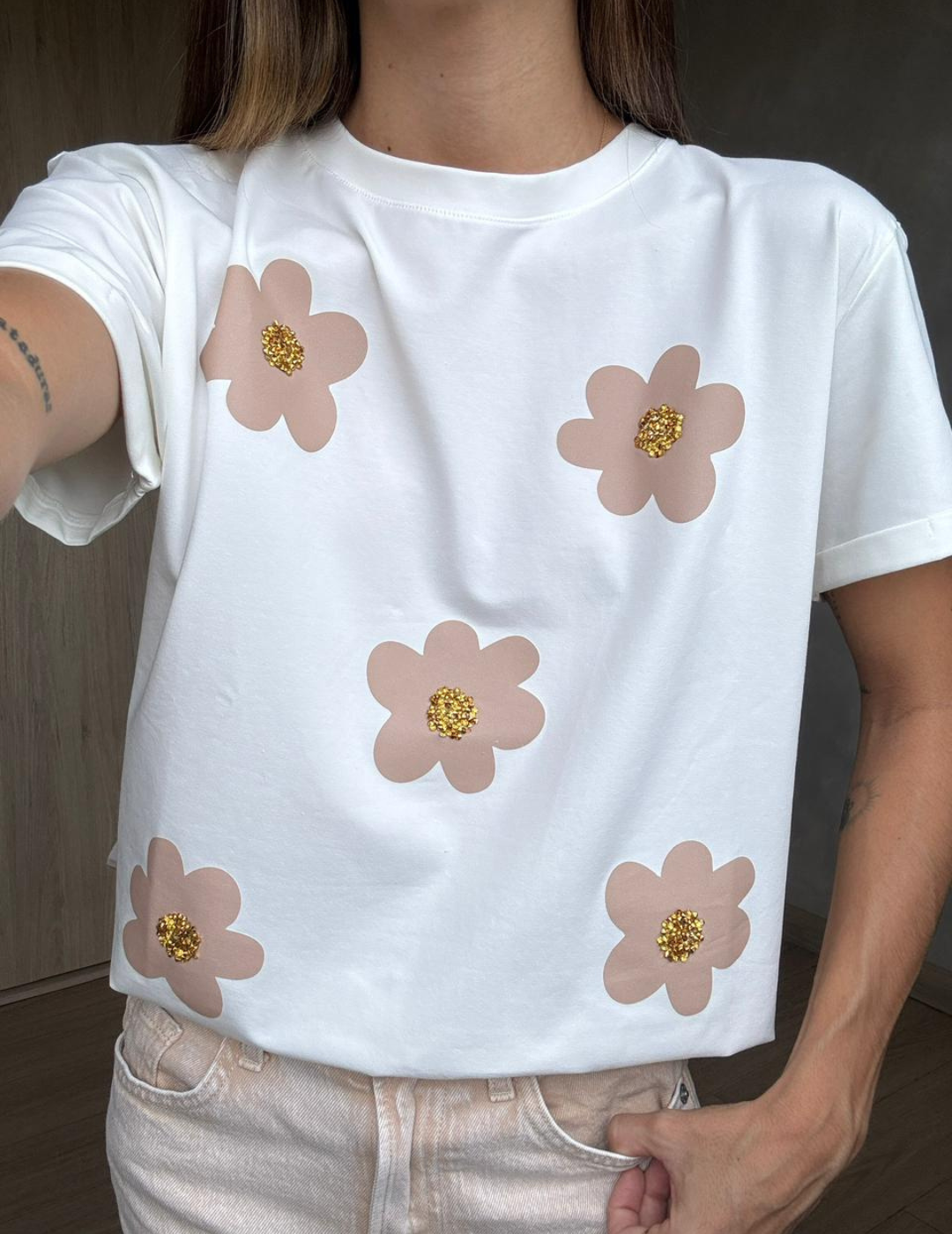 Camiseta Mujer con Flores y Pedrería Dorada