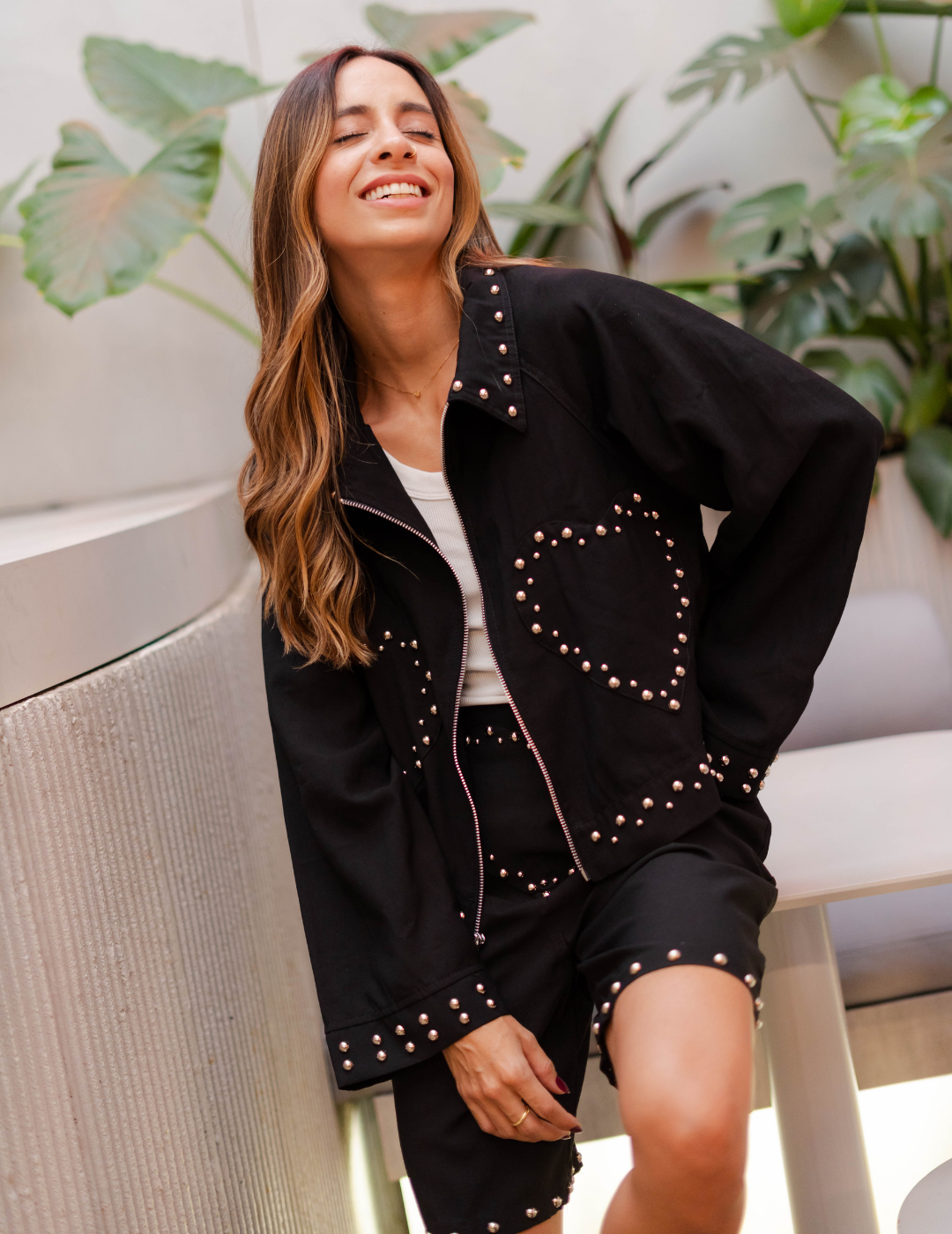 Set negro con taches: chaqueta con cierre + bermuda Corazón